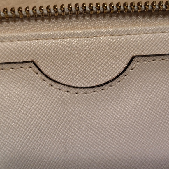 Michael Kors Cream Wallet - Picture 4 of 6